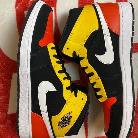 🆕 Air Jordan 1 Mid SE 'Amarillo' - Size: M 11/12 - Picture 7 of 10